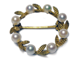 Small But Good Karat Brooch With Pearls